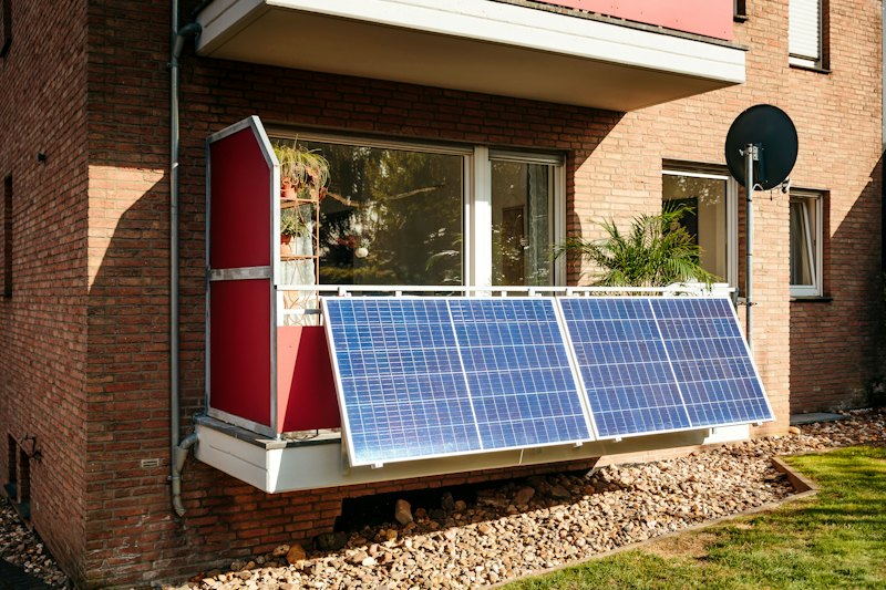 Panneaux solaires fixés sur le balcon d’un immeuble