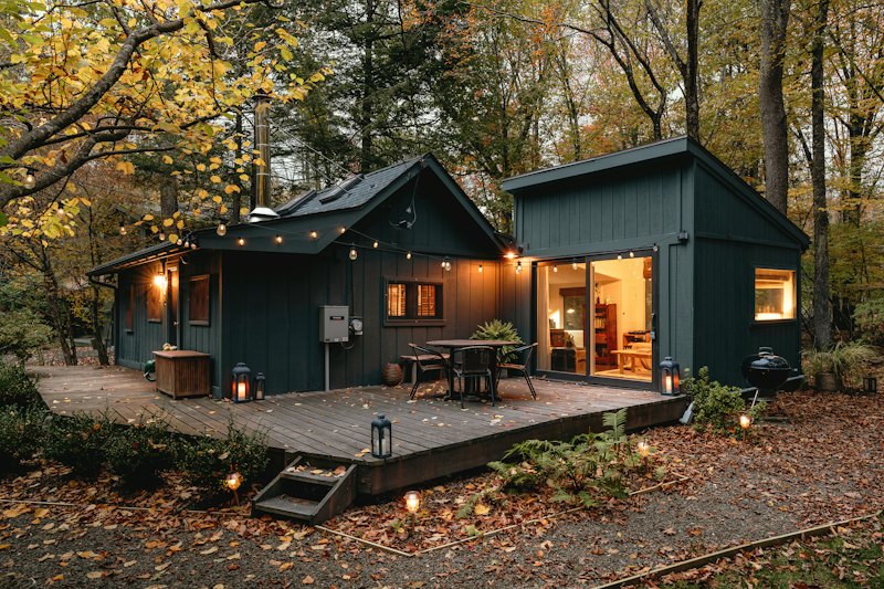 Petit chalet moderne éclairé dans les bois