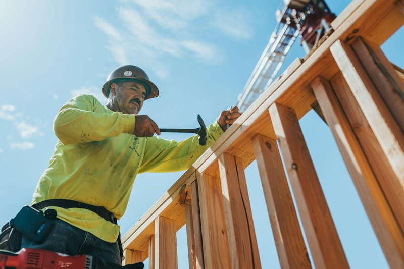 Charpentier au travail sur une structure en bois