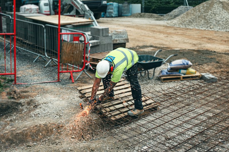 Ouvrier découpant sur un chantier